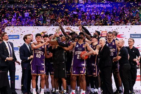 Sydney Kings win NBL title by beating NZ Breakers .